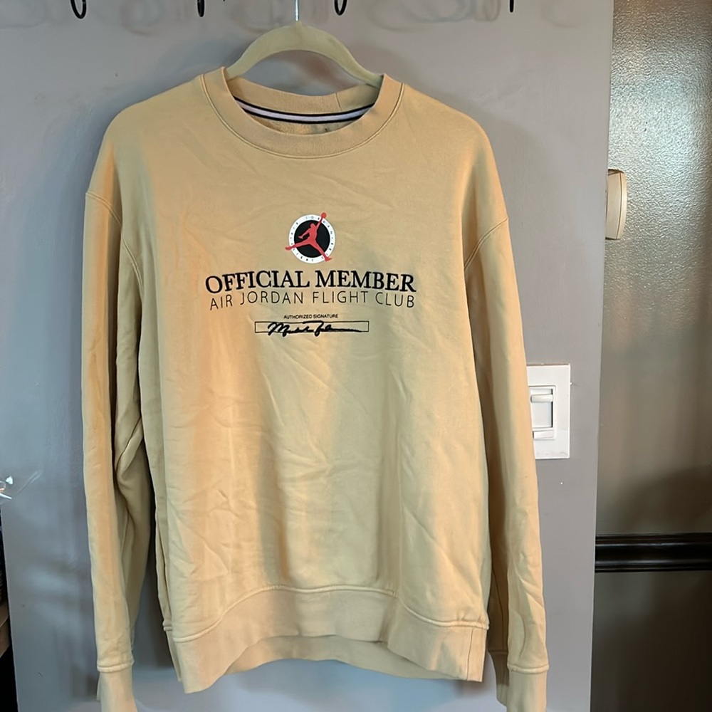 Air Jordan tan colored graphic crew neck. Men’s Size M. Excellent condition.